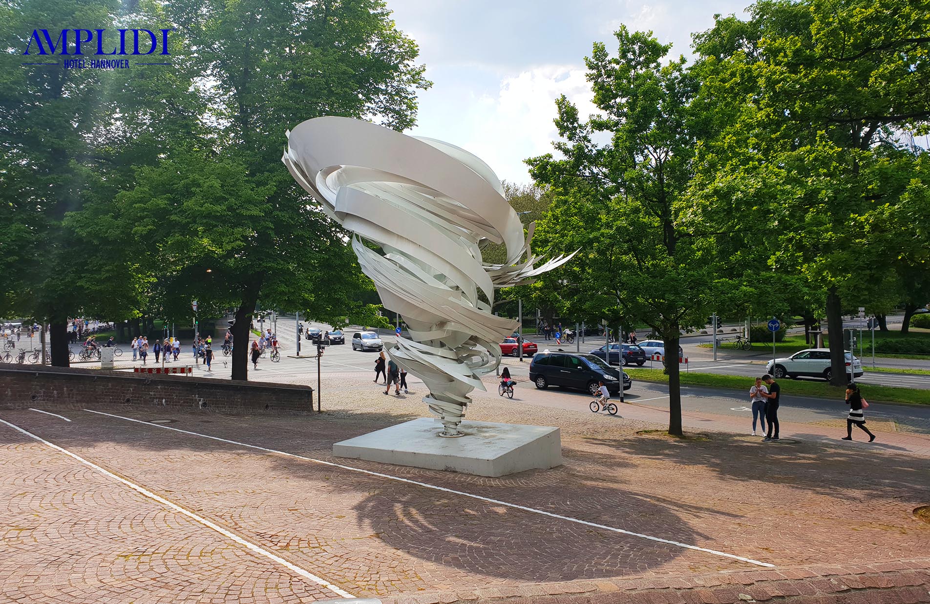 Kunstwerke vor dem Sprengel Museum